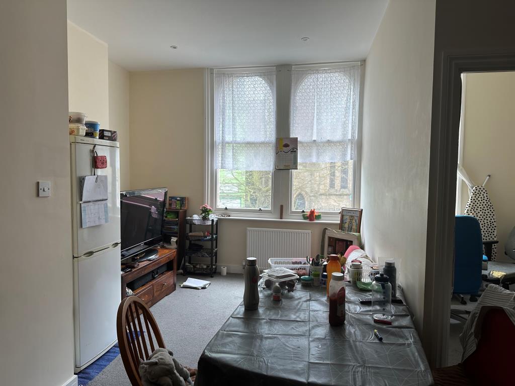 Lot: 17 - FREEHOLD BLOCK INVESTMENT COMPRISING TWO FLATS AND SHOP - Flat 1 - Open plan living room and kitchen